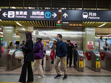 Taipei, Tayvan 'da 2 Aralık 2021' de toplu taşıma sisteminde yüz maskesi takan yolcular. 19 numaralı kovid19 salgını tüm dünyada sayısız ölüme yol açtığı için.