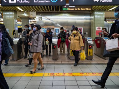 Taipei, Tayvan 'da 2 Aralık 2021' de toplu taşıma sisteminde yüz maskesi takan yolcular. 19 numaralı kovid19 salgını tüm dünyada sayısız ölüme yol açtığı için.