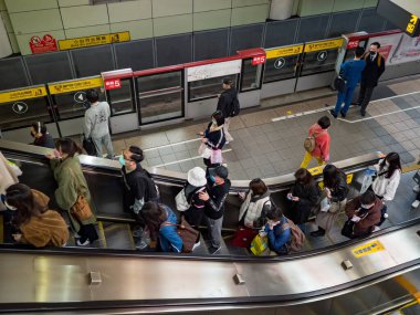 Taipei, Tayvan 'da 2 Aralık 2021' de toplu taşıma sisteminde yüz maskesi takan yolcular. 19 numaralı kovid19 salgını tüm dünyada sayısız ölüme yol açtığı için.