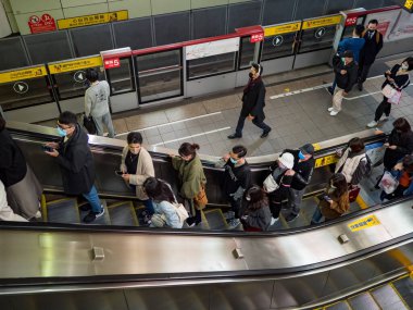Taipei, Tayvan 'da 2 Aralık 2021' de toplu taşıma sisteminde yüz maskesi takan yolcular. 19 numaralı kovid19 salgını tüm dünyada sayısız ölüme yol açtığı için.