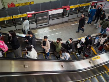 Taipei, Tayvan 'da 2 Aralık 2021' de toplu taşıma sisteminde yüz maskesi takan yolcular. 19 numaralı kovid19 salgını tüm dünyada sayısız ölüme yol açtığı için.