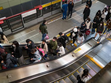 Taipei, Tayvan 'da 2 Aralık 2021' de toplu taşıma sisteminde yüz maskesi takan yolcular. 19 numaralı kovid19 salgını tüm dünyada sayısız ölüme yol açtığı için.