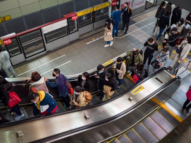 Taipei, Tayvan 'da 2 Aralık 2021' de toplu taşıma sisteminde yüz maskesi takan yolcular. 19 numaralı kovid19 salgını tüm dünyada sayısız ölüme yol açtığı için.