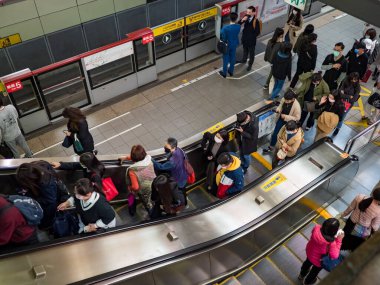 Taipei, Tayvan 'da 2 Aralık 2021' de toplu taşıma sisteminde yüz maskesi takan yolcular. 19 numaralı kovid19 salgını tüm dünyada sayısız ölüme yol açtığı için.