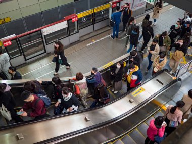 Taipei, Tayvan 'da 2 Aralık 2021' de toplu taşıma sisteminde yüz maskesi takan yolcular. 19 numaralı kovid19 salgını tüm dünyada sayısız ölüme yol açtığı için.