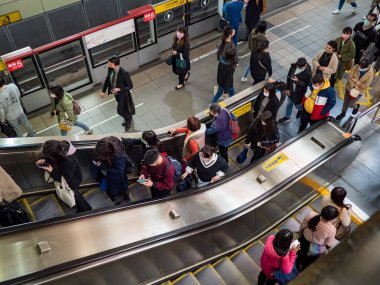 Taipei, Tayvan 'da 2 Aralık 2021' de toplu taşıma sisteminde yüz maskesi takan yolcular. 19 numaralı kovid19 salgını tüm dünyada sayısız ölüme yol açtığı için.