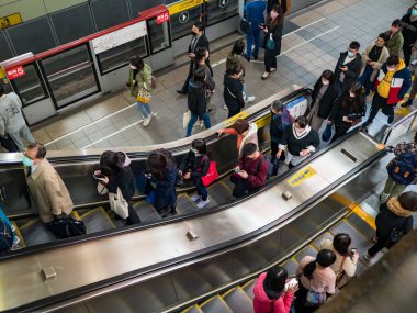 Taipei, Tayvan 'da 2 Aralık 2021' de toplu taşıma sisteminde yüz maskesi takan yolcular. 19 numaralı kovid19 salgını tüm dünyada sayısız ölüme yol açtığı için.