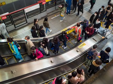 Taipei, Tayvan 'da 2 Aralık 2021' de toplu taşıma sisteminde yüz maskesi takan yolcular. 19 numaralı kovid19 salgını tüm dünyada sayısız ölüme yol açtığı için.