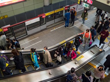 Taipei, Tayvan 'da 2 Aralık 2021' de toplu taşıma sisteminde yüz maskesi takan yolcular. 19 numaralı kovid19 salgını tüm dünyada sayısız ölüme yol açtığı için.