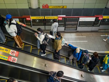 Taipei, Tayvan 'da 2 Aralık 2021' de toplu taşıma sisteminde yüz maskesi takan yolcular. 19 numaralı kovid19 salgını tüm dünyada sayısız ölüme yol açtığı için.