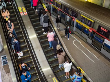 Taipei, Tayvan 'da 2 Aralık 2021' de toplu taşıma sisteminde yüz maskesi takan yolcular. 19 numaralı kovid19 salgını tüm dünyada sayısız ölüme yol açtığı için.