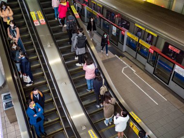 Taipei, Tayvan 'da 2 Aralık 2021' de toplu taşıma sisteminde yüz maskesi takan yolcular. 19 numaralı kovid19 salgını tüm dünyada sayısız ölüme yol açtığı için.