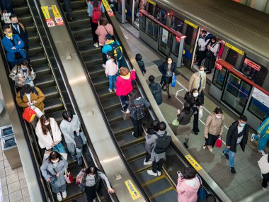 Taipei, Tayvan 'da 2 Aralık 2021' de toplu taşıma sisteminde yüz maskesi takan yolcular. 19 numaralı kovid19 salgını tüm dünyada sayısız ölüme yol açtığı için.