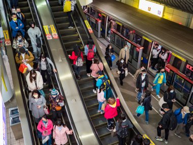 Taipei, Tayvan 'da 2 Aralık 2021' de toplu taşıma sisteminde yüz maskesi takan yolcular. 19 numaralı kovid19 salgını tüm dünyada sayısız ölüme yol açtığı için.