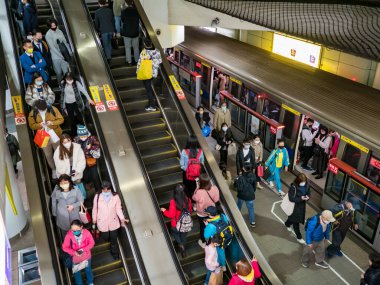 Taipei, Tayvan 'da 2 Aralık 2021' de toplu taşıma sisteminde yüz maskesi takan yolcular. 19 numaralı kovid19 salgını tüm dünyada sayısız ölüme yol açtığı için.