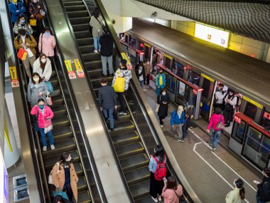 Taipei, Tayvan 'da 2 Aralık 2021' de toplu taşıma sisteminde yüz maskesi takan yolcular. 19 numaralı kovid19 salgını tüm dünyada sayısız ölüme yol açtığı için.