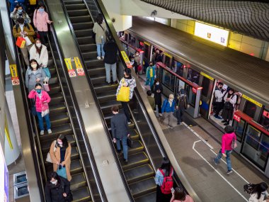 Taipei, Tayvan 'da 2 Aralık 2021' de toplu taşıma sisteminde yüz maskesi takan yolcular. 19 numaralı kovid19 salgını tüm dünyada sayısız ölüme yol açtığı için.