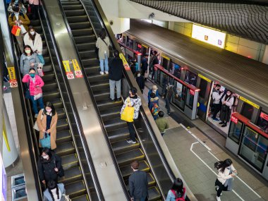 Taipei, Tayvan 'da 2 Aralık 2021' de toplu taşıma sisteminde yüz maskesi takan yolcular. 19 numaralı kovid19 salgını tüm dünyada sayısız ölüme yol açtığı için.