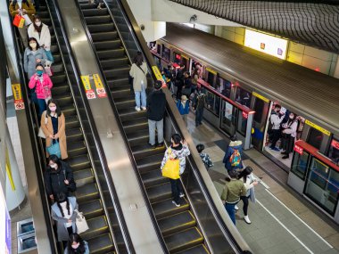 Taipei, Tayvan 'da 2 Aralık 2021' de toplu taşıma sisteminde yüz maskesi takan yolcular. 19 numaralı kovid19 salgını tüm dünyada sayısız ölüme yol açtığı için.