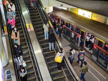 Taipei, Tayvan 'da 2 Aralık 2021' de toplu taşıma sisteminde yüz maskesi takan yolcular. 19 numaralı kovid19 salgını tüm dünyada sayısız ölüme yol açtığı için.