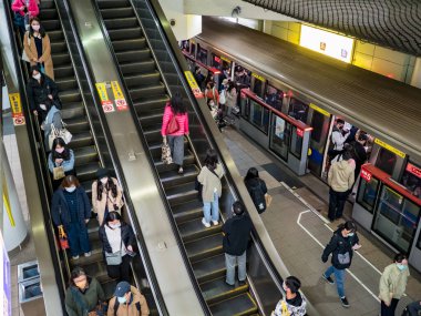 Taipei, Tayvan 'da 2 Aralık 2021' de toplu taşıma sisteminde yüz maskesi takan yolcular. 19 numaralı kovid19 salgını tüm dünyada sayısız ölüme yol açtığı için.