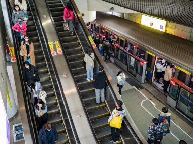 Taipei, Tayvan 'da 2 Aralık 2021' de toplu taşıma sisteminde yüz maskesi takan yolcular. 19 numaralı kovid19 salgını tüm dünyada sayısız ölüme yol açtığı için.