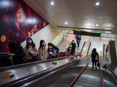 Taipei, Tayvan 'da 2 Aralık 2021' de toplu taşıma sisteminde yüz maskesi takan yolcular. 19 numaralı kovid19 salgını tüm dünyada sayısız ölüme yol açtığı için.
