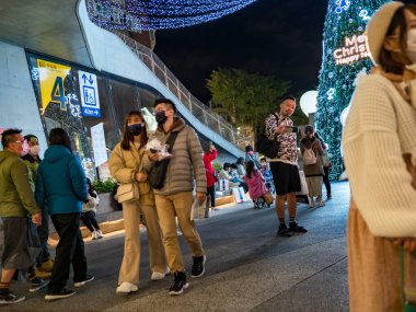 TAIPEI, TAIWAN - 2 Aralık 2021 'de Taipei, Tayvan' da yüz maskesi takan insanlar..