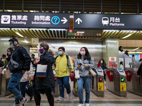 Taipei Taiwan Dec Passagiere Mit Mundschutz Nahverkehrssystem Dezember 2021 Taipeh — Stockfoto