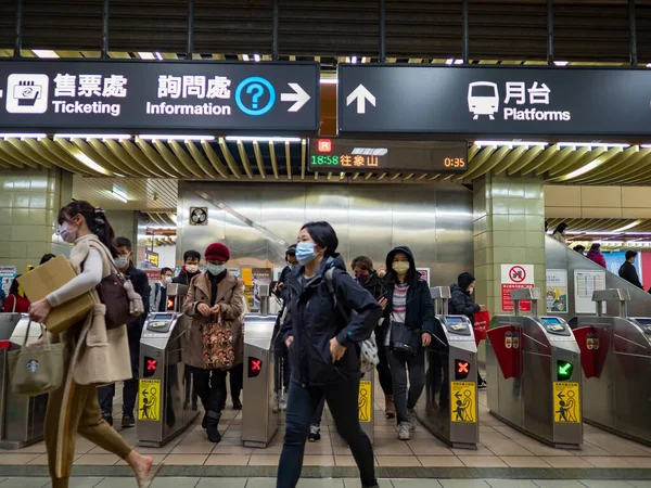 Taipei Taiwan Dic Los Pasajeros Que Llevaban Máscara Facial Sistema — Foto de Stock