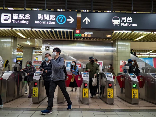 Taipei Taiwan Dec Пасажири Які Носять Маску Обличчя Системі Громадського — стокове фото