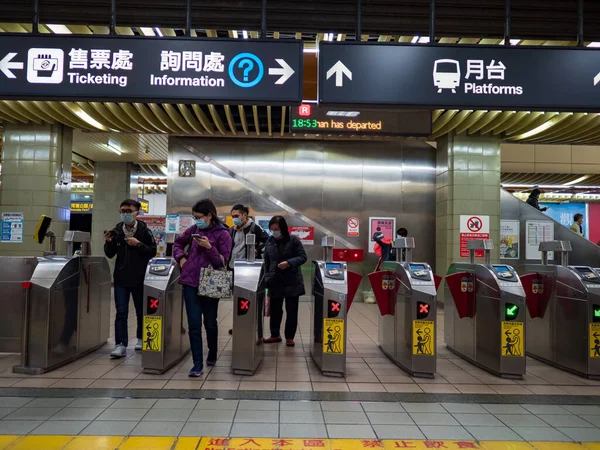 12月2日 台北市で2021年12月2日に大量輸送システムで顔マスクを着用している乗客 — ストック写真
