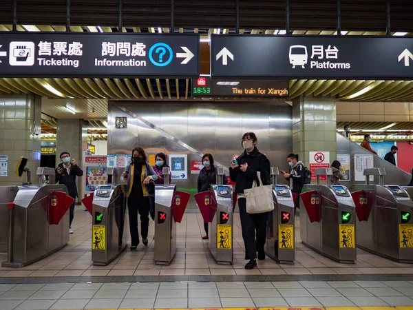 Taipei Taiwan Dec Passagerare Med Ansiktsmask Kollektivtrafiken Den December 2021 — Stockfoto
