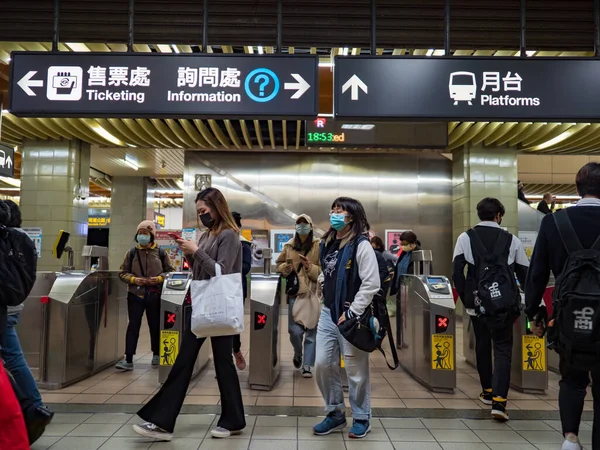 12月2日 台北市で2021年12月2日に大量輸送システムで顔マスクを着用している乗客 — ストック写真