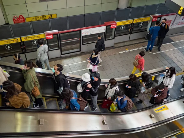 Taipei Taiwan Dec Passagiere Mit Mundschutz Nahverkehrssystem Dezember 2021 Taipeh — Stockfoto