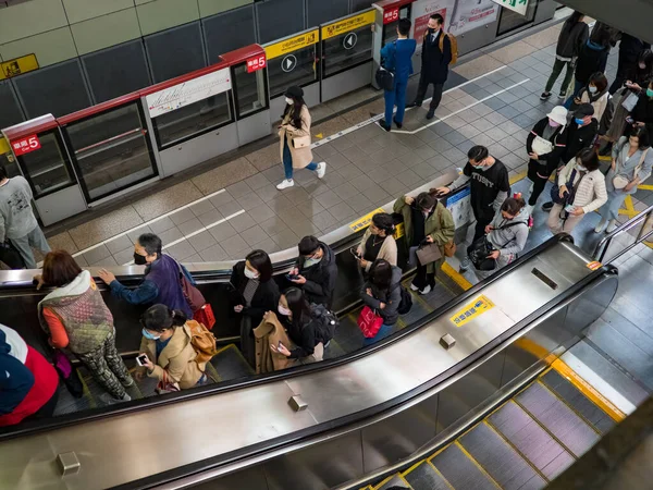 Taipei Taiwan Dec Passagiers Met Gezichtsmasker Massatransitsysteem December 2021 Taipei — Stockfoto