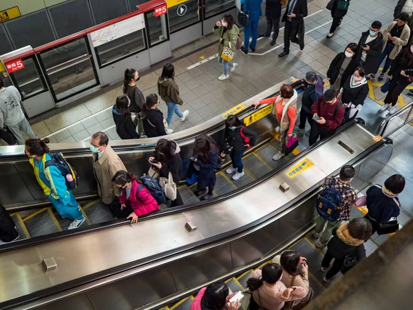 Taipei, Tayvan 'da 2 Aralık 2021' de toplu taşıma sisteminde yüz maskesi takan yolcular. 19 numaralı kovid19 salgını tüm dünyada sayısız ölüme yol açtığı için.