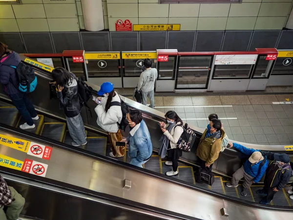 Taipei, Tayvan 'da 2 Aralık 2021' de toplu taşıma sisteminde yüz maskesi takan yolcular. 19 numaralı kovid19 salgını tüm dünyada sayısız ölüme yol açtığı için.