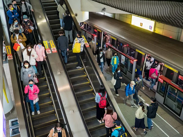 Taipei, Tayvan 'da 2 Aralık 2021' de toplu taşıma sisteminde yüz maskesi takan yolcular. 19 numaralı kovid19 salgını tüm dünyada sayısız ölüme yol açtığı için.