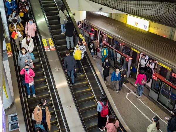 Taipei, Tayvan 'da 2 Aralık 2021' de toplu taşıma sisteminde yüz maskesi takan yolcular. 19 numaralı kovid19 salgını tüm dünyada sayısız ölüme yol açtığı için.