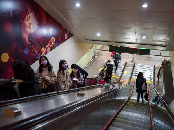 Taipei, Tayvan 'da 2 Aralık 2021' de toplu taşıma sisteminde yüz maskesi takan yolcular. 19 numaralı kovid19 salgını tüm dünyada sayısız ölüme yol açtığı için.