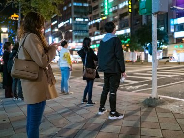 TAIPEI, TAIWAN - 2 Aralık 2021 'de Taipei, Tayvan' da yüz maskesi takan insanlar..