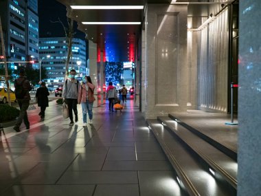TAIPEI, TAIWAN - 2 Aralık 2021 'de Taipei, Tayvan' da yüz maskesi takan insanlar..