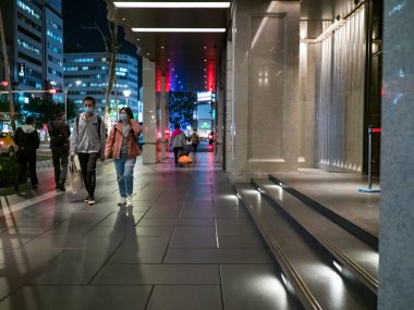 TAIPEI, TAIWAN - 2 Aralık 2021 'de Taipei, Tayvan' da yüz maskesi takan insanlar..