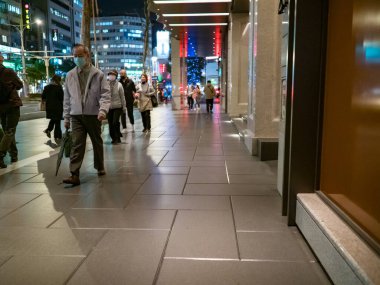 TAIPEI, TAIWAN - 2 Aralık 2021 'de Taipei, Tayvan' da yüz maskesi takan insanlar..