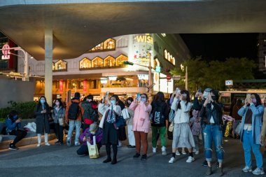 TAIPEI, TAIWAN - 2 Aralık 2021 'de Taipei, Tayvan' da yüz maskesi takan insanlar..