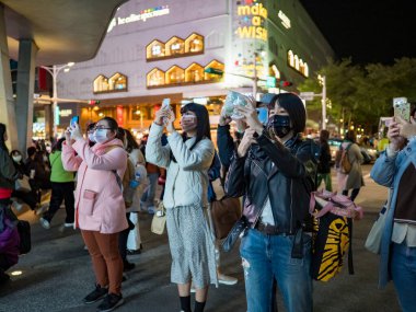 TAIPEI, TAIWAN - 2 Aralık 2021 'de Taipei, Tayvan' da yüz maskesi takan insanlar..
