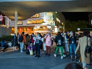 TAIPEI, TAIWAN - 2 Aralık 2021 'de Taipei, Tayvan' da yüz maskesi takan insanlar..