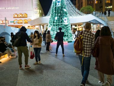 TAIPEI, TAIWAN - 2 Aralık 2021 'de Taipei, Tayvan' da yüz maskesi takan insanlar..