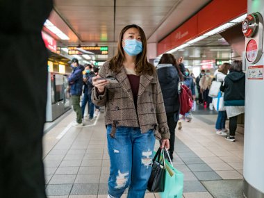 Taipei, Tayvan 'da 2 Aralık 2021' de toplu taşıma sisteminde yüz maskesi takan yolcular. 19 numaralı kovid19 salgını tüm dünyada sayısız ölüme yol açtığı için.